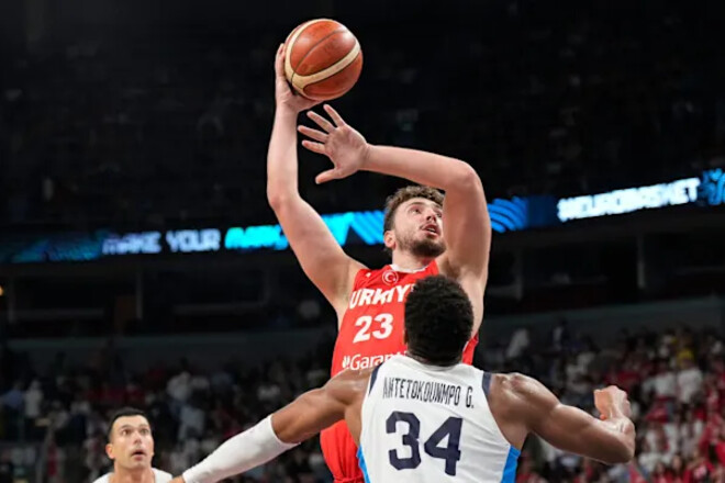 Адетокумбо та Шенгюн владнали конфлікт, який відбувся на Євробаскеті 1