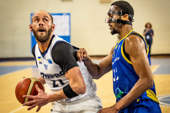 Дива не сталося. Дніпро розгромно поступився румунській Короні Дива не сталося. Дніпро розгромно поступився румунській Короні 1