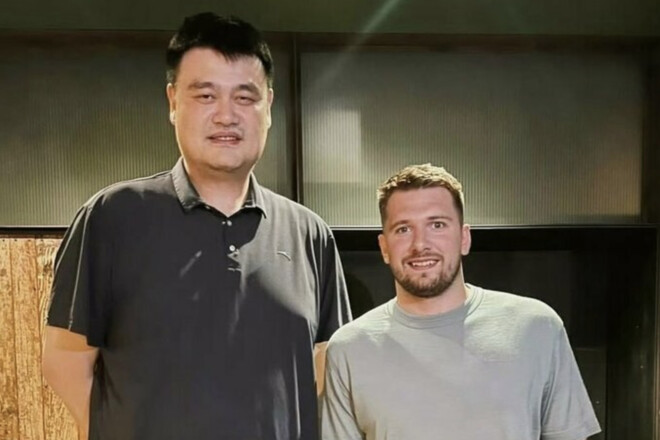 ФОТО. Який маленький. Дончич зробив світлину із зірковим китайцем ФОТО. Який маленький. Дончич зробив світлину із зірковим китайцем 1