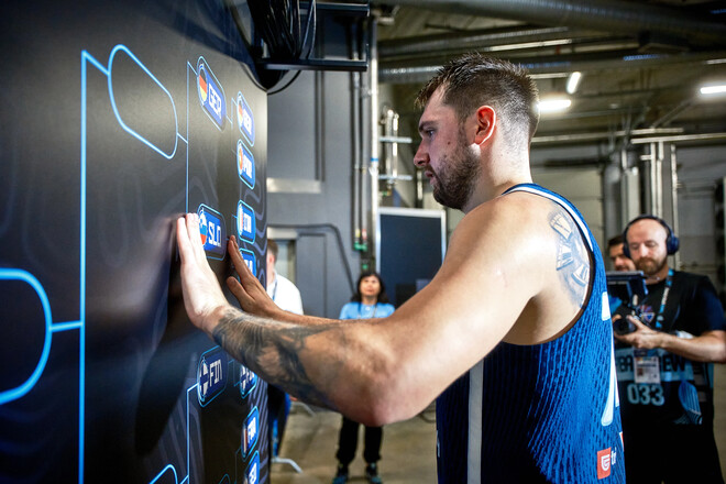 ФОТО. Леброн Джеймс відзначив гру Дончича на Євробаскеті ФОТО. Леброн Джеймс відзначив гру Дончича на Євробаскеті 1