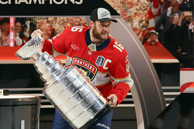 Катастрофа для чемпіона НХЛ. Капітан Флориди вибув на 7-9 місяців Катастрофа для чемпіона НХЛ. Капітан Флориди вибув на 7-9 місяців 1