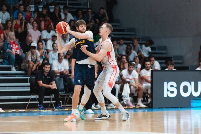 ОФІЦІЙНО. Центровий збірної України продовжить кар'єру в Німеччині 1