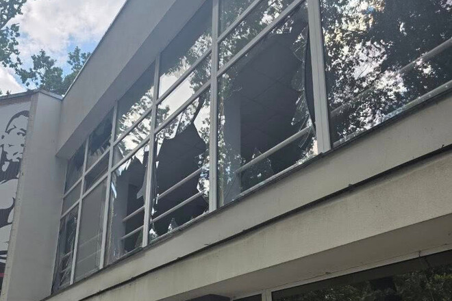 У наслідок російської ракетної атаки постраждала арена київського Сокола У наслідок російської ракетної атаки постраждала арена київського Сокола 1