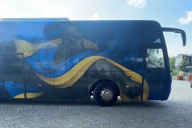 ВІДЕО. Збірна України приїхала до Польщі новеньким автобусом ВІДЕО. Збірна України приїхала до Польщі новеньким автобусом 1