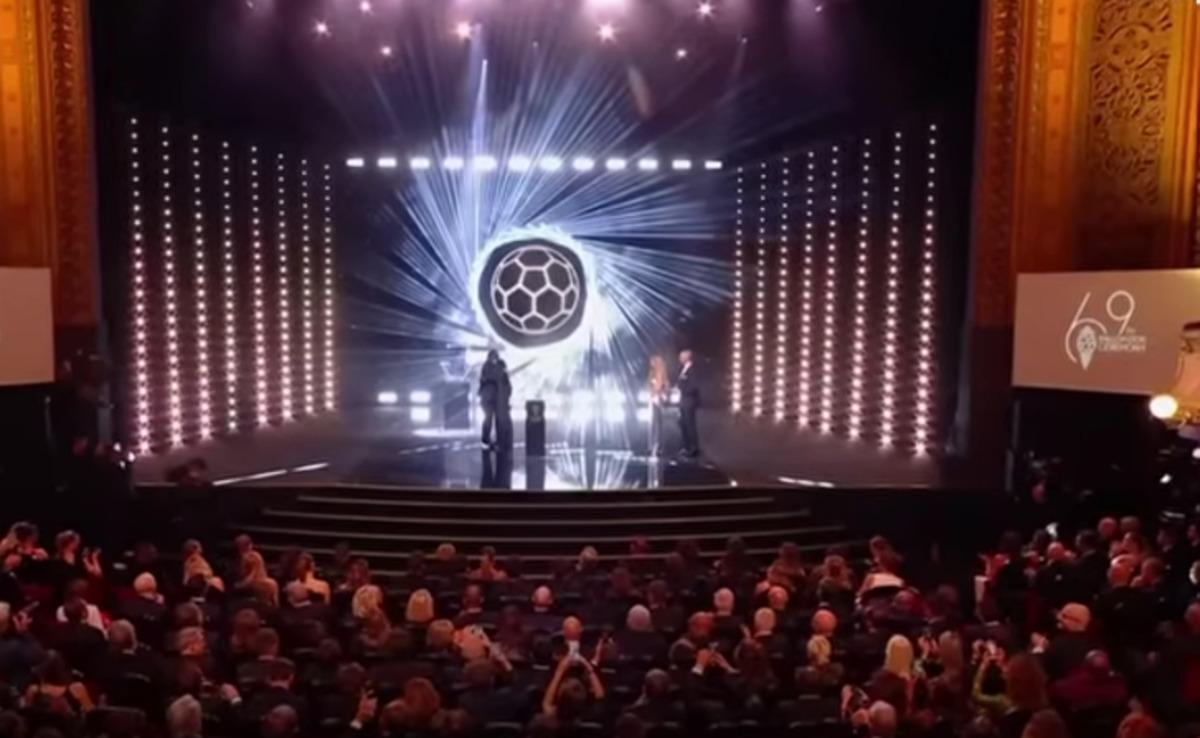 Для Дембеле це перша в кар’єрі нагорода / Фото: скріншот з відео