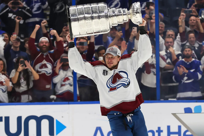 17 сезонів в НХЛ. Зірковий гравець Колорадо завершив кар'єру 1