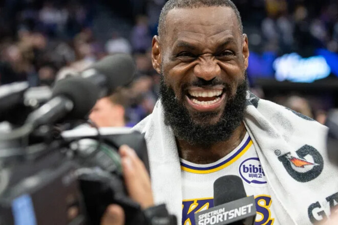 Леброн Джеймс змусив весь світ не спати, а потім здивував своїм рішенням Леброн Джеймс змусив весь світ не спати, а потім здивував своїм рішенням 1