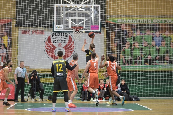 Сенсаційна перемога Рівного, яскравий матч Київ-Баскета та Черкаських Мавп 1