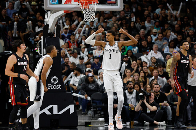 Сперс вперше в історії розпочали сезон із п'яти перемог поспіль 1