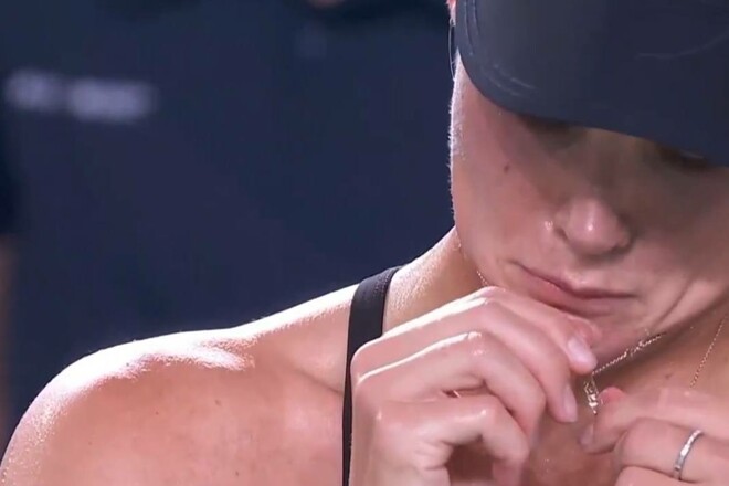 ВІДЕО. Як Ястремська боролася із намистом на шиї під час матчу з Рибакіною 1