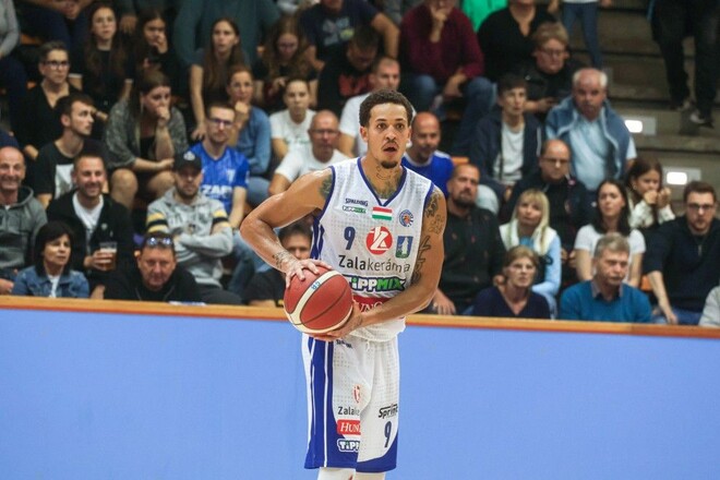 У чемпіонаті Угорщини гравець вдарив кулаком уболівальника 1