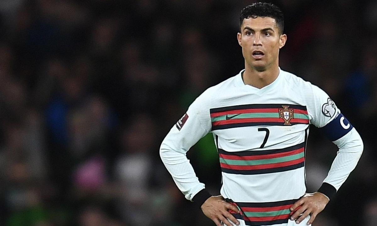 Вперше в карʼєрі: Роналду отримав червону картку у матчі за збірну Португалії 1 Роналду вдарив гравця збірної Ірландії ліктем / фото: REUTERS