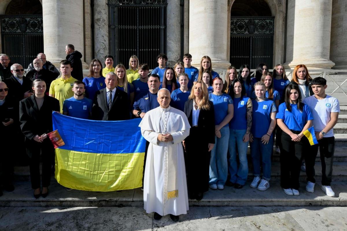 Фото Vatican Media. Папа Римський Лев XIV з командою Olympic Dreams