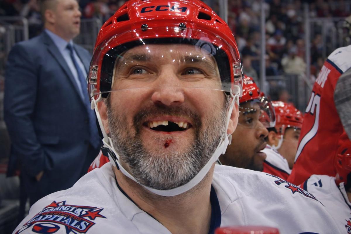 Путініст Овечкін отримав ключкою по обличчю та втратив частину зуба