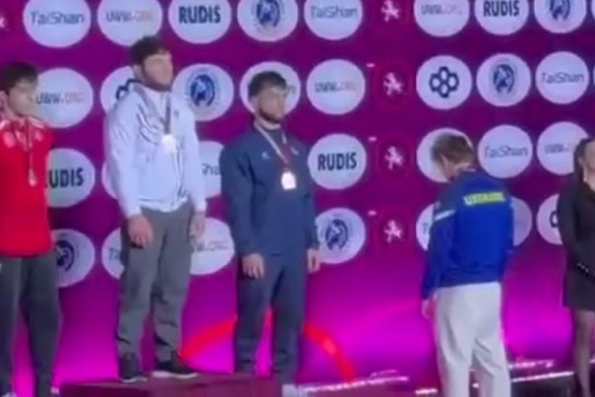 Український борець демонстративно розвернувся спиною до символіки РФ на  чемпіонаті Європи